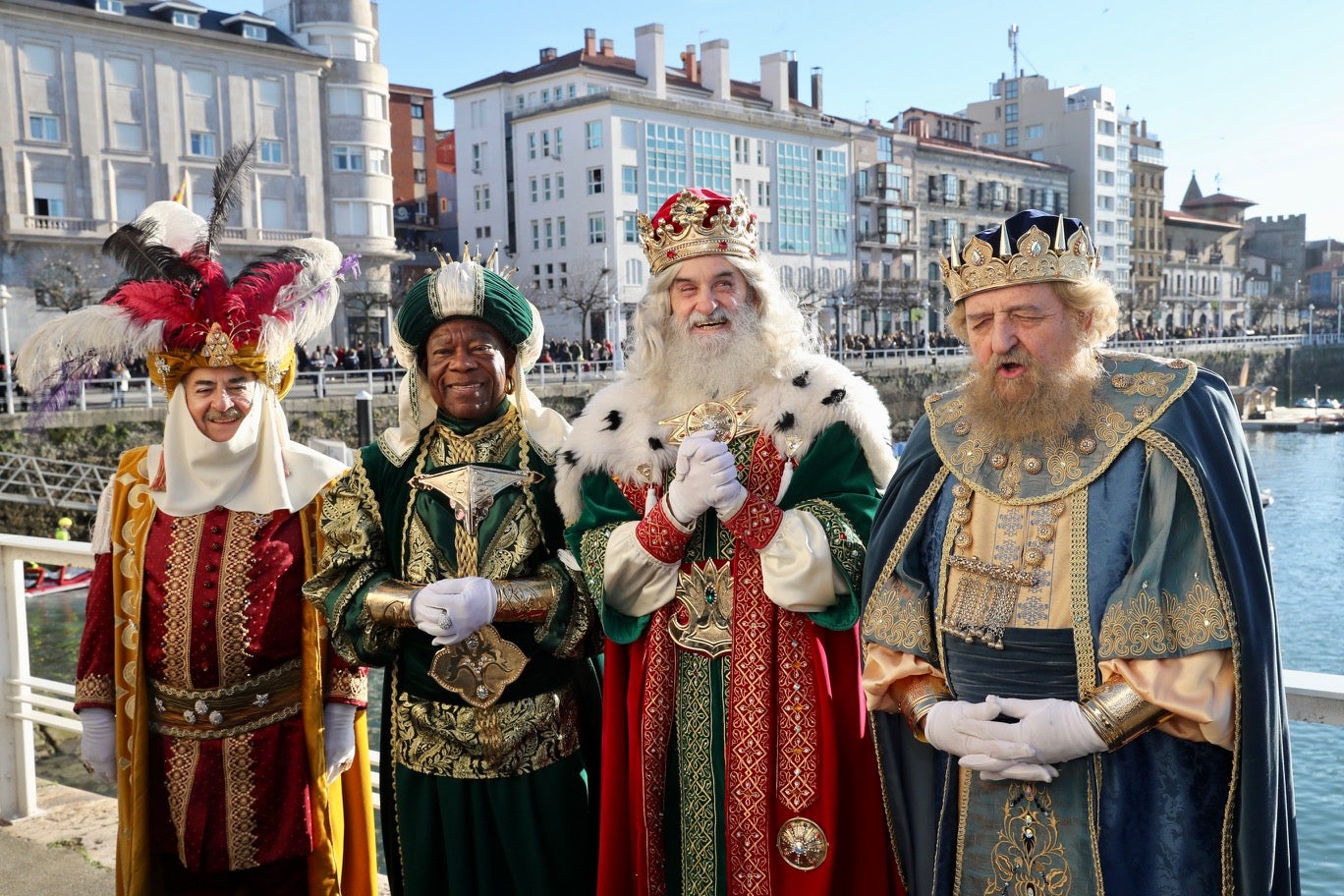 Fotos: Rostros llenos de ilusión en la recepción de los Reyes Magos de Gijón