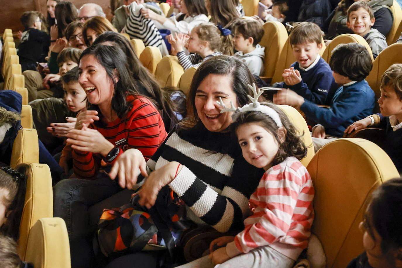 Fotos: Los Reyes Magos inundan el Teatro Jovellanos de magia e ilusión