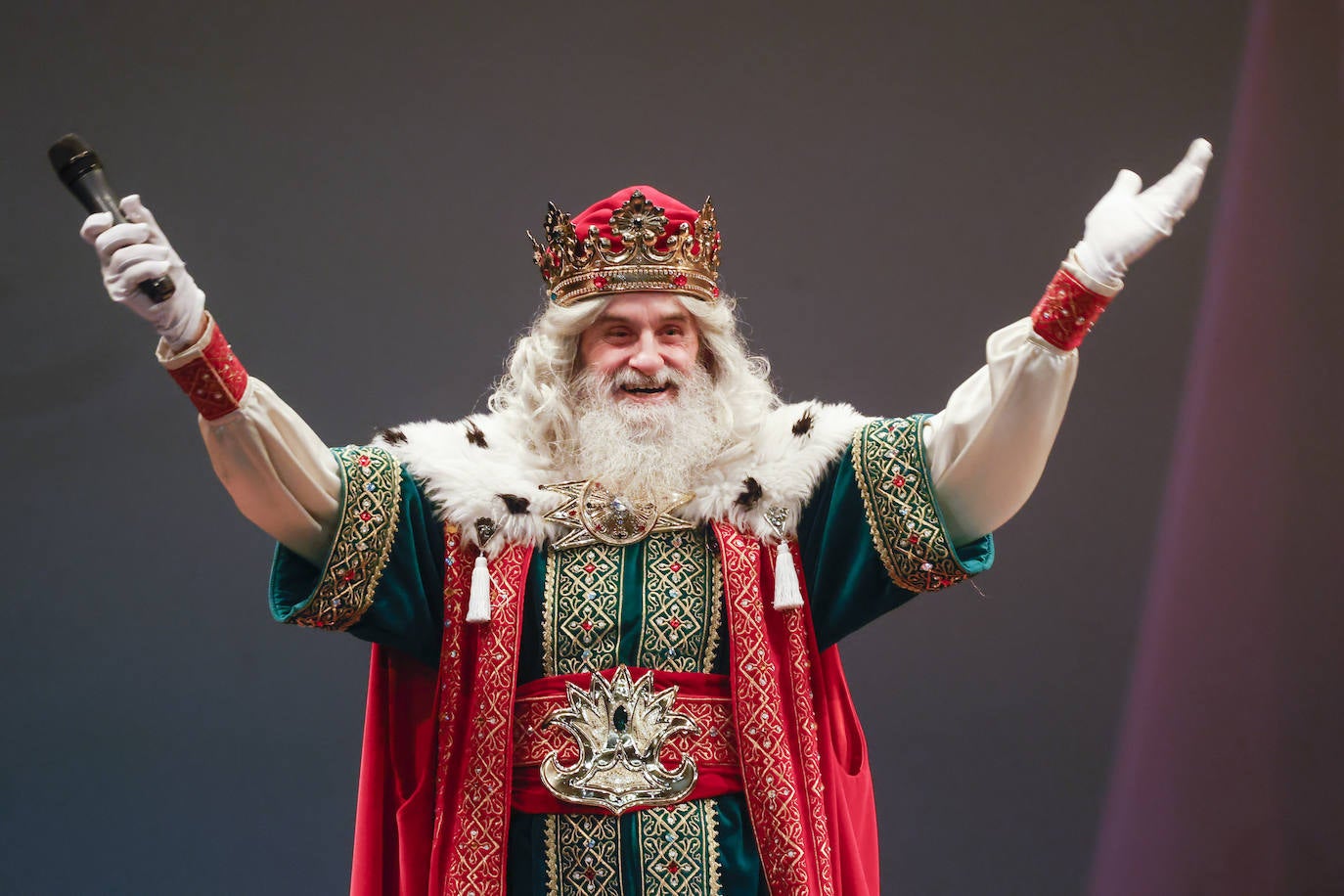 Fotos: Los Reyes Magos inundan el Teatro Jovellanos de magia e ilusión