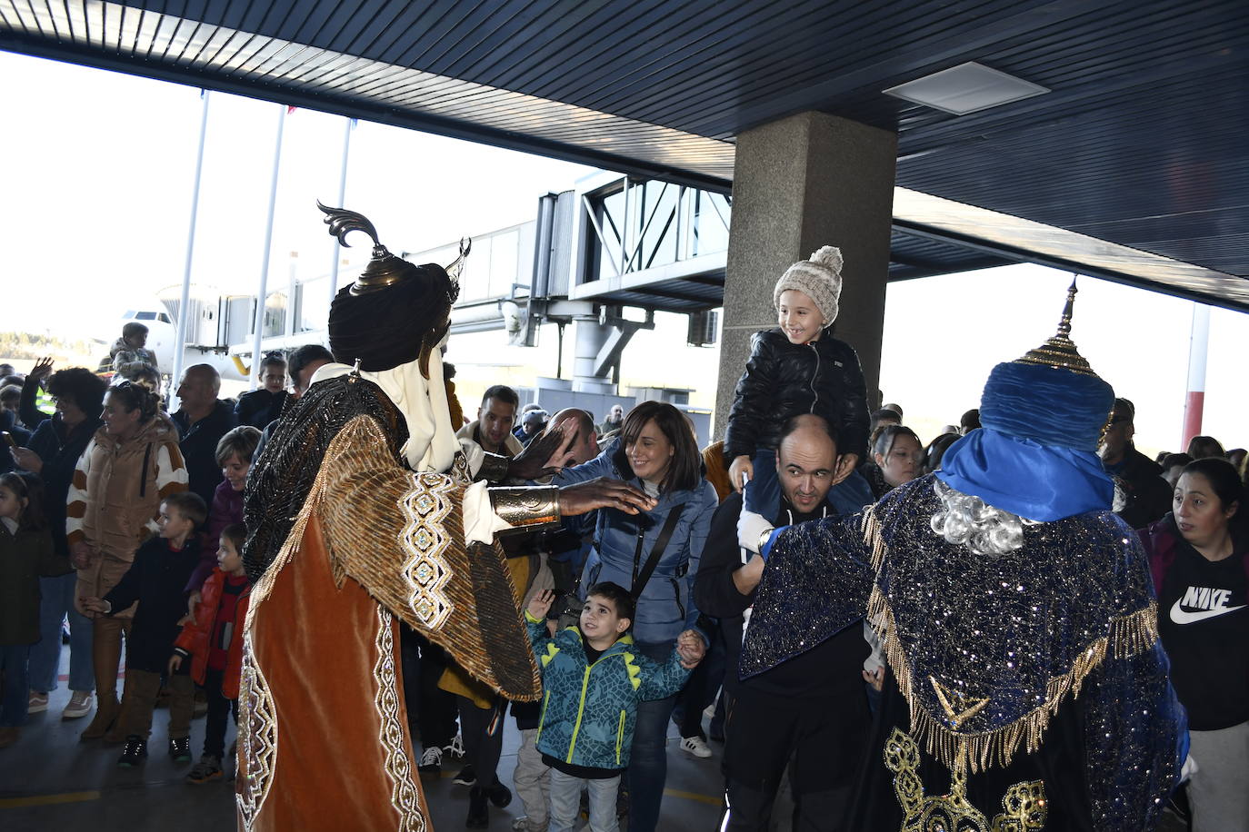 Fotos: Así ha sido la emocionante llegada de los Reyes Magos al aeropuerto de Asturias