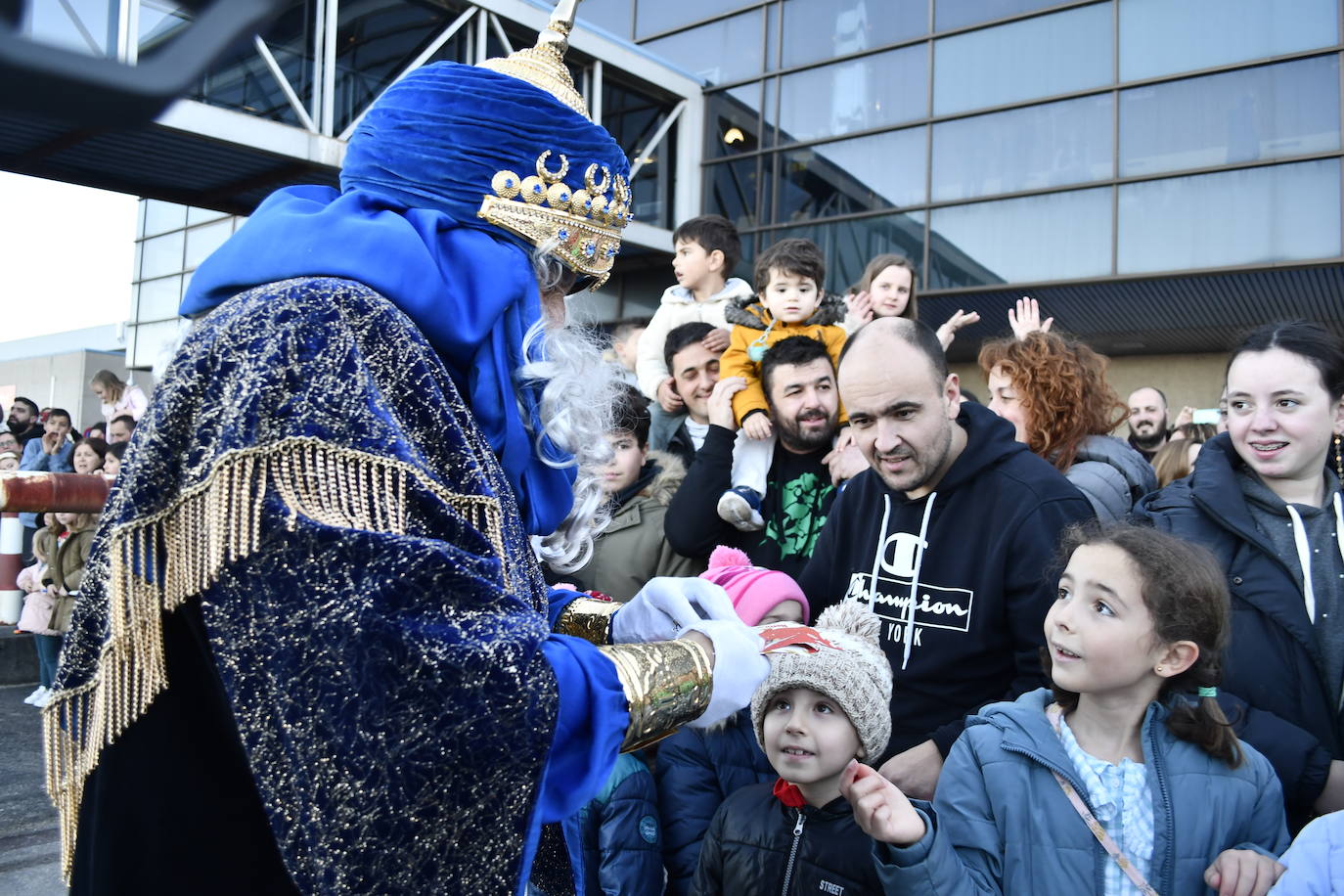 Fotos: Así ha sido la emocionante llegada de los Reyes Magos al aeropuerto de Asturias