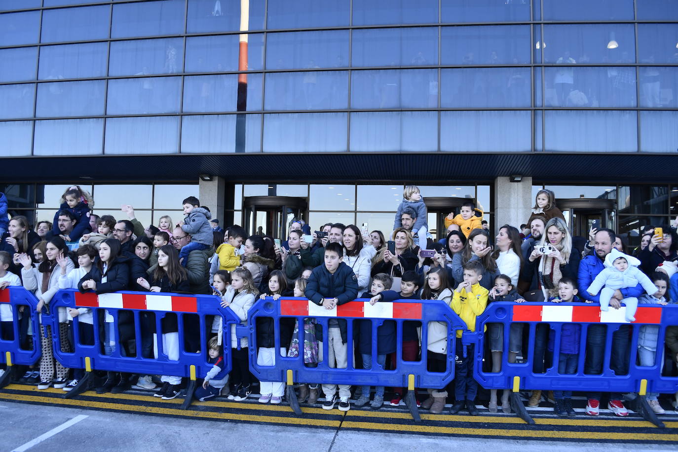 Fotos: Así ha sido la emocionante llegada de los Reyes Magos al aeropuerto de Asturias