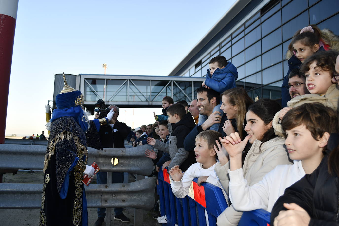 Fotos: Así ha sido la emocionante llegada de los Reyes Magos al aeropuerto de Asturias