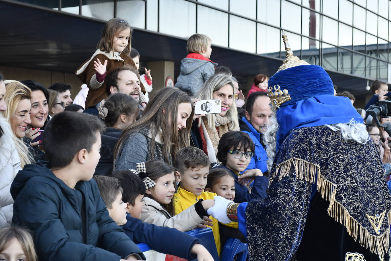 Fotos: Así ha sido la emocionante llegada de los Reyes Magos al aeropuerto de Asturias