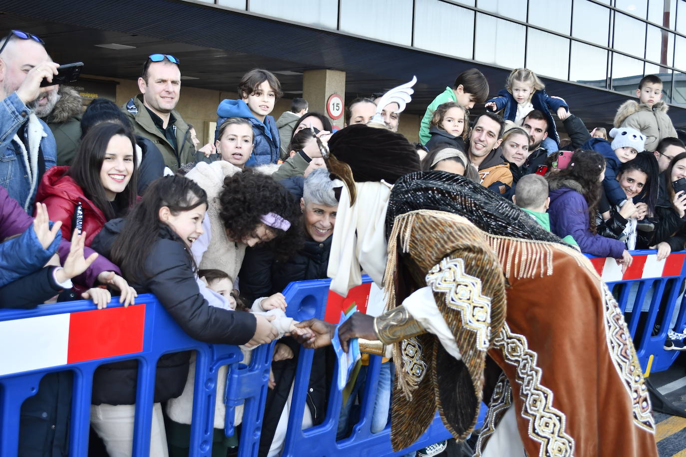 Fotos: Así ha sido la emocionante llegada de los Reyes Magos al aeropuerto de Asturias