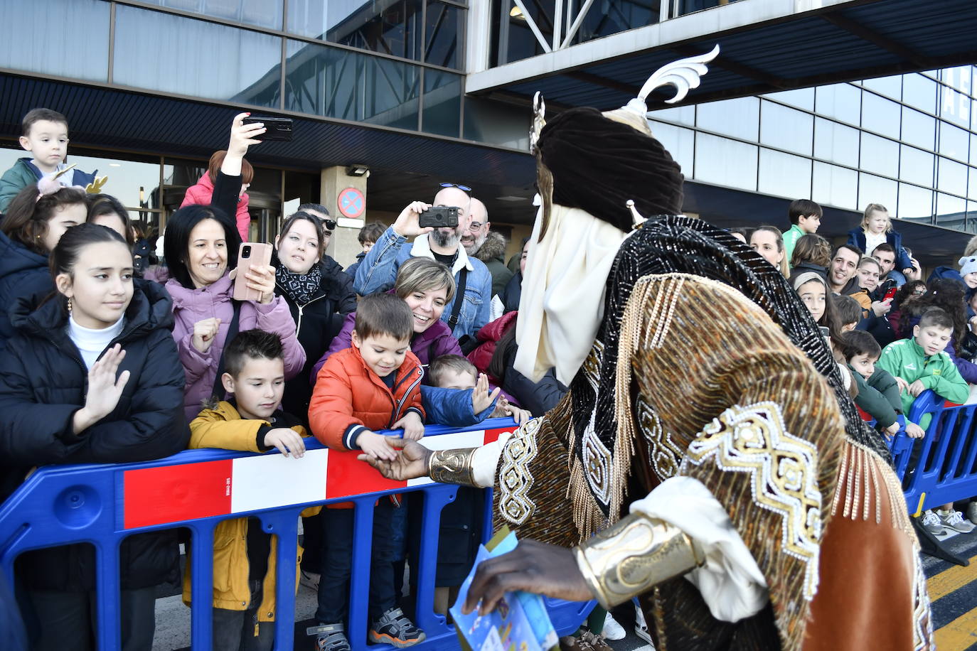 Fotos: Así ha sido la emocionante llegada de los Reyes Magos al aeropuerto de Asturias