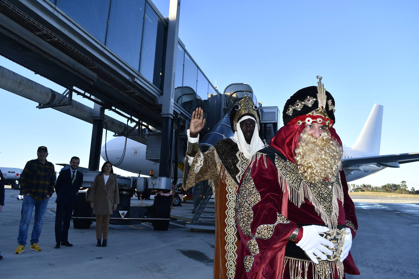 Fotos: Así ha sido la emocionante llegada de los Reyes Magos al aeropuerto de Asturias