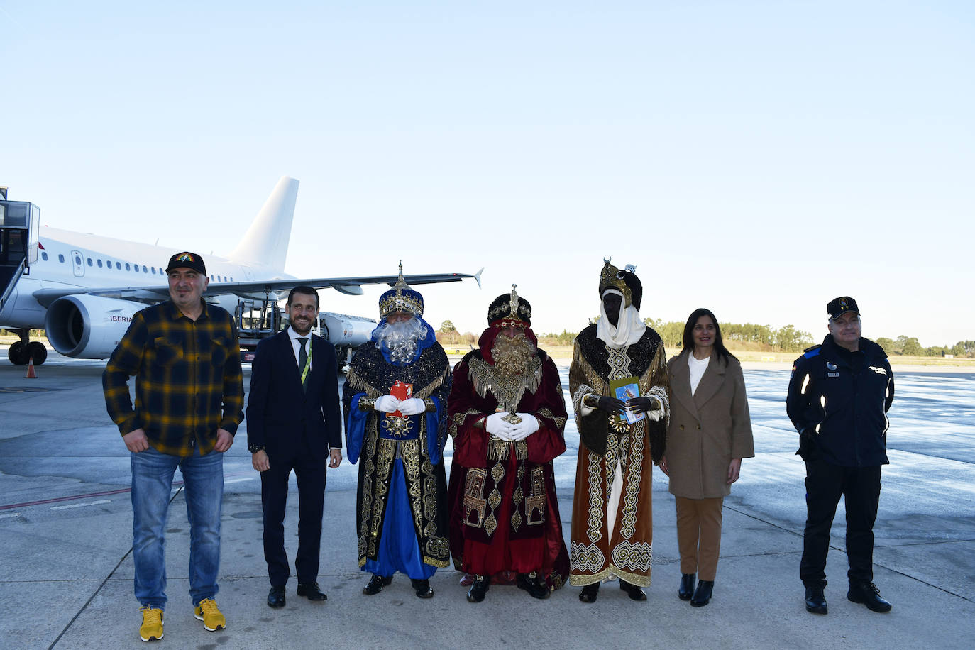 Fotos: Así ha sido la emocionante llegada de los Reyes Magos al aeropuerto de Asturias