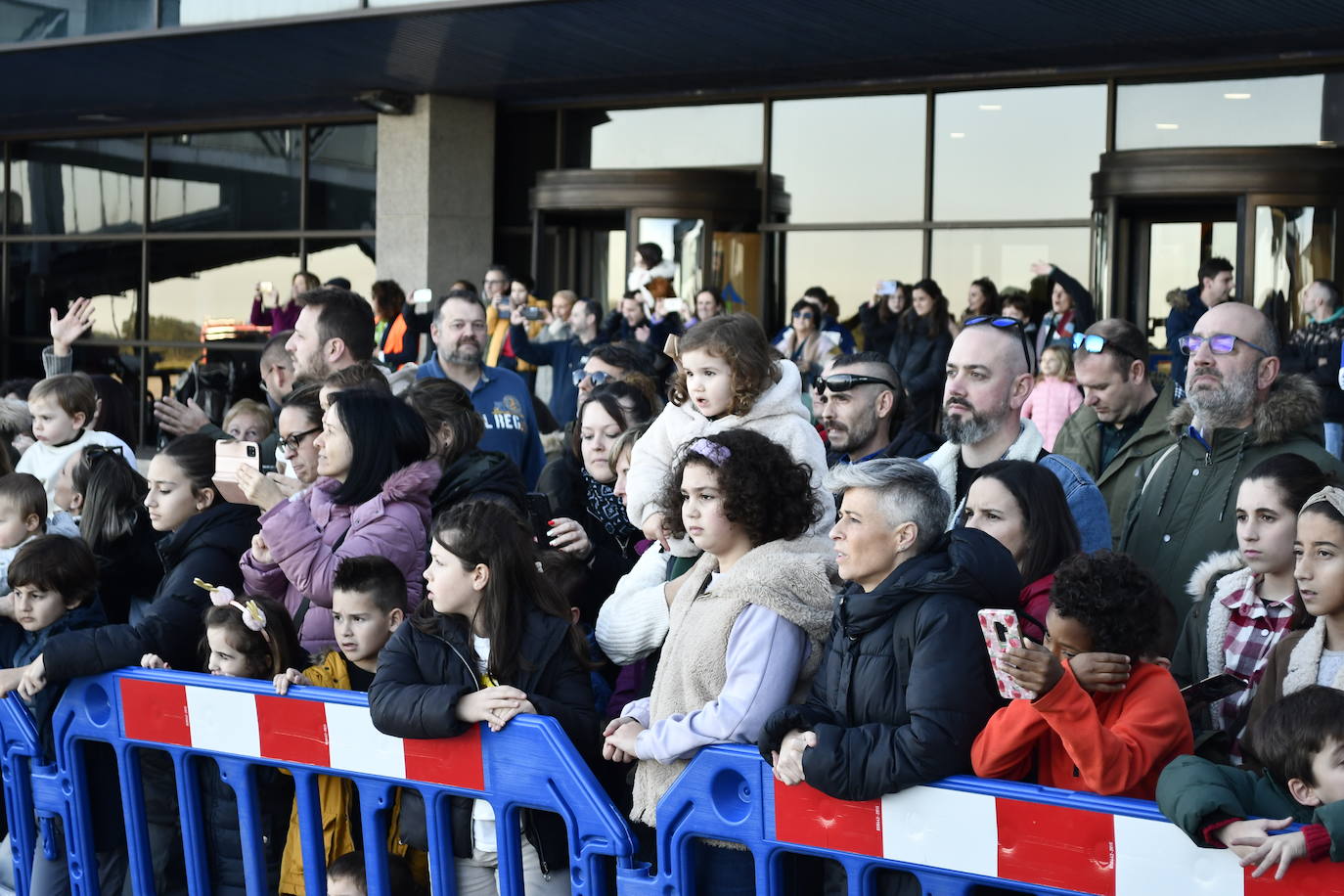 Fotos: Así ha sido la emocionante llegada de los Reyes Magos al aeropuerto de Asturias