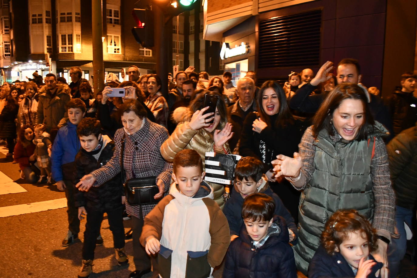 Fotos: Melchor, Gaspar y Baltasar llenan Avilés de ilusión