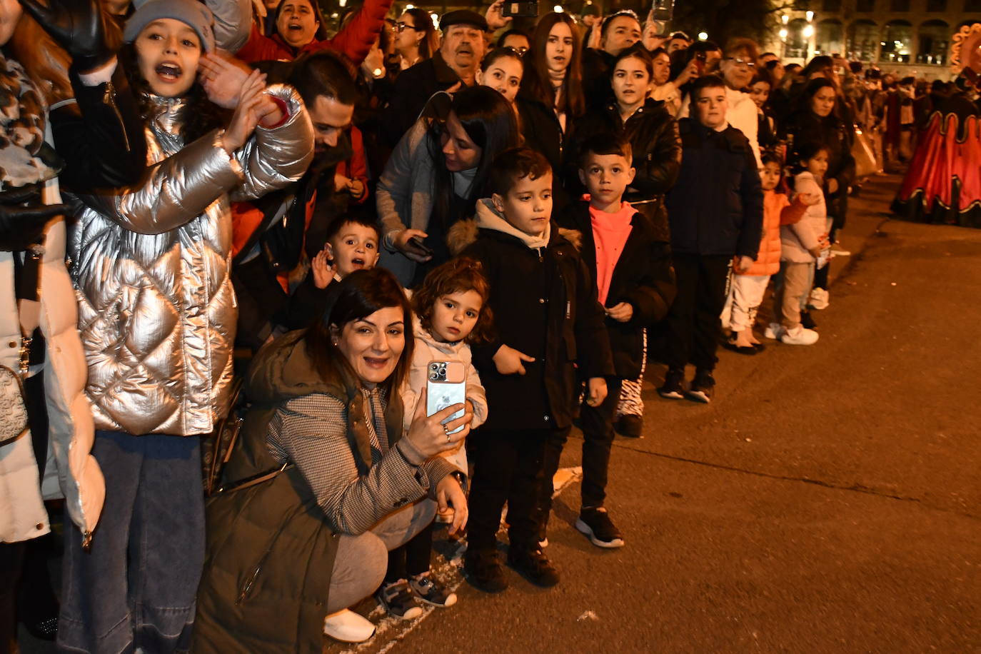 Imagen. Melchor, Gaspar y Baltasar llenan Avilés de ilusión