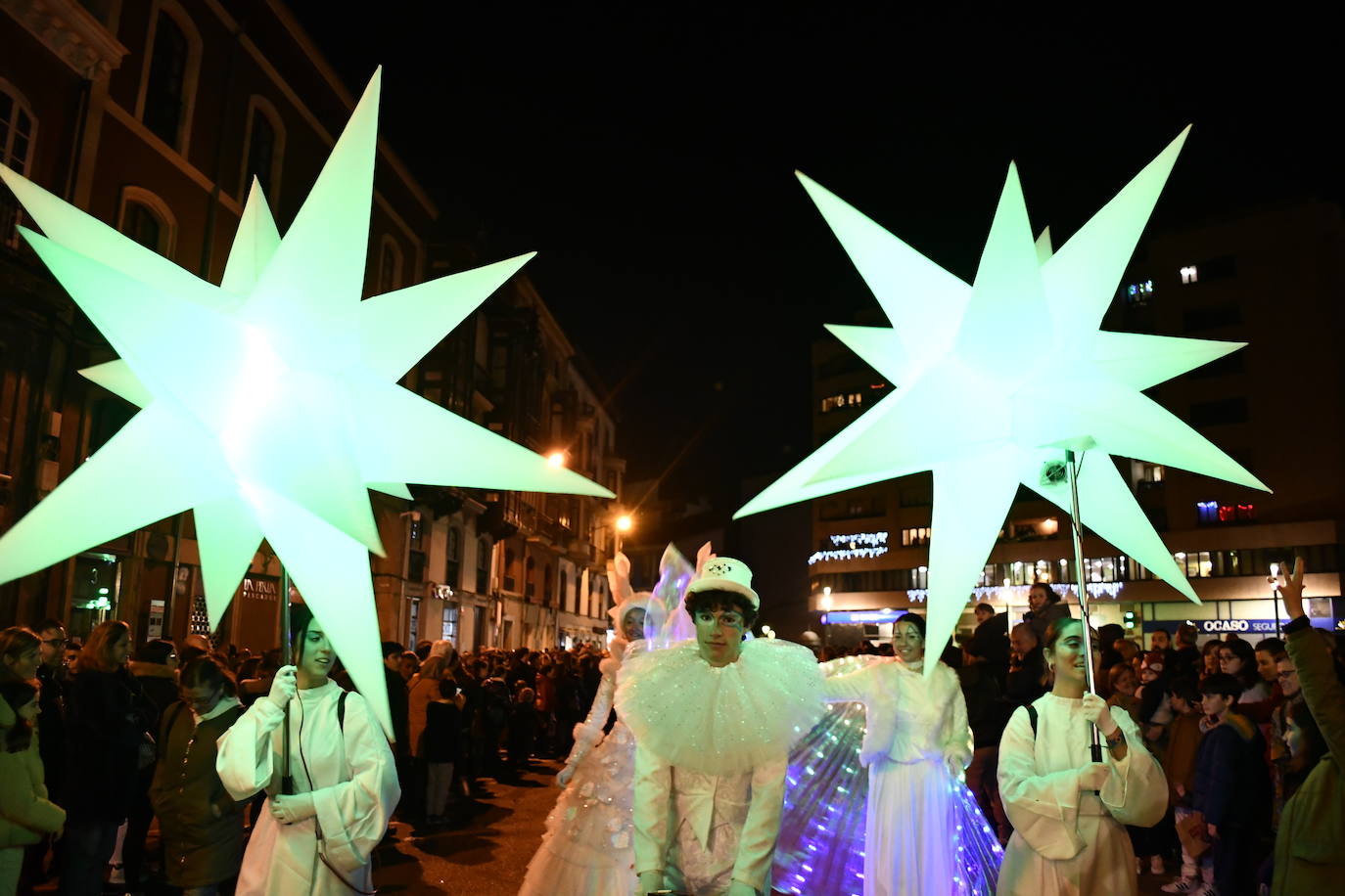 Fotos: Melchor, Gaspar y Baltasar llenan Avilés de ilusión