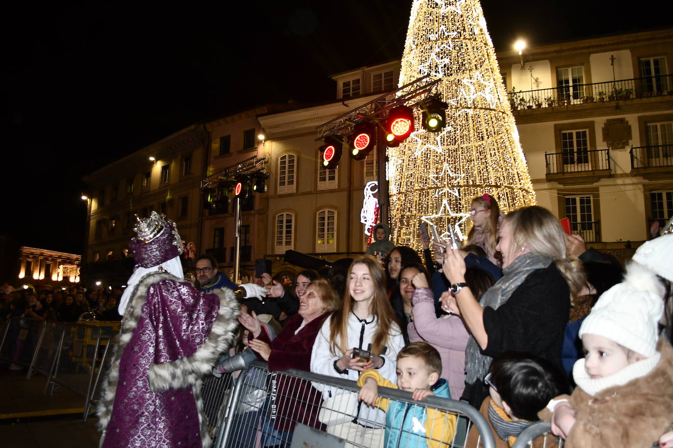 Fotos: Melchor, Gaspar y Baltasar llenan Avilés de ilusión