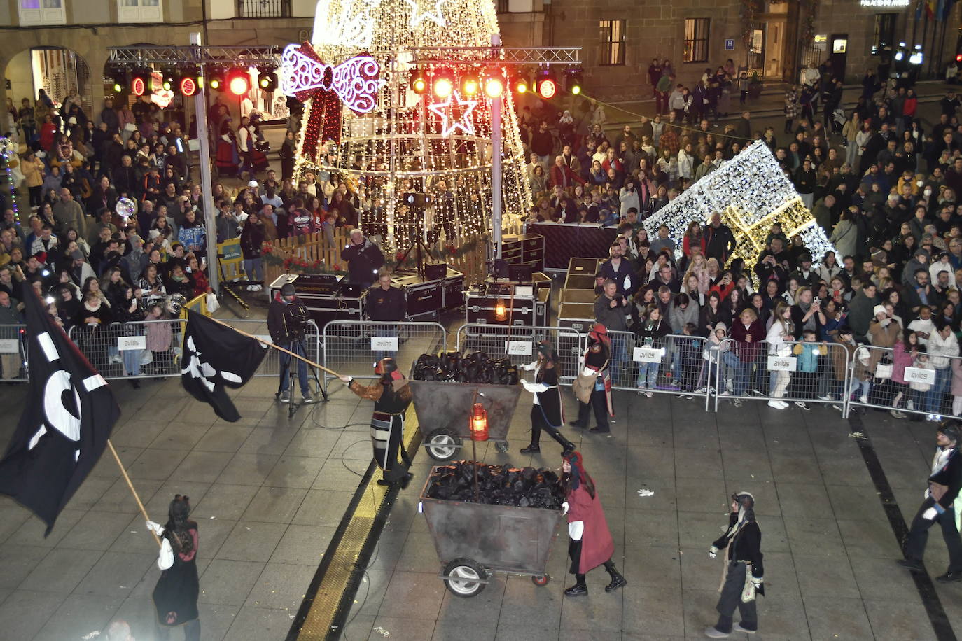 Fotos: Melchor, Gaspar y Baltasar llenan Avilés de ilusión