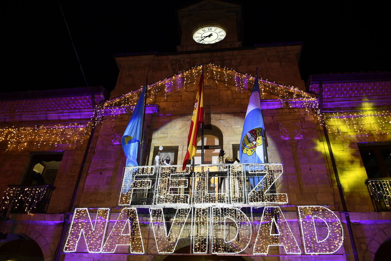 Fotos: Melchor, Gaspar y Baltasar llenan Avilés de ilusión