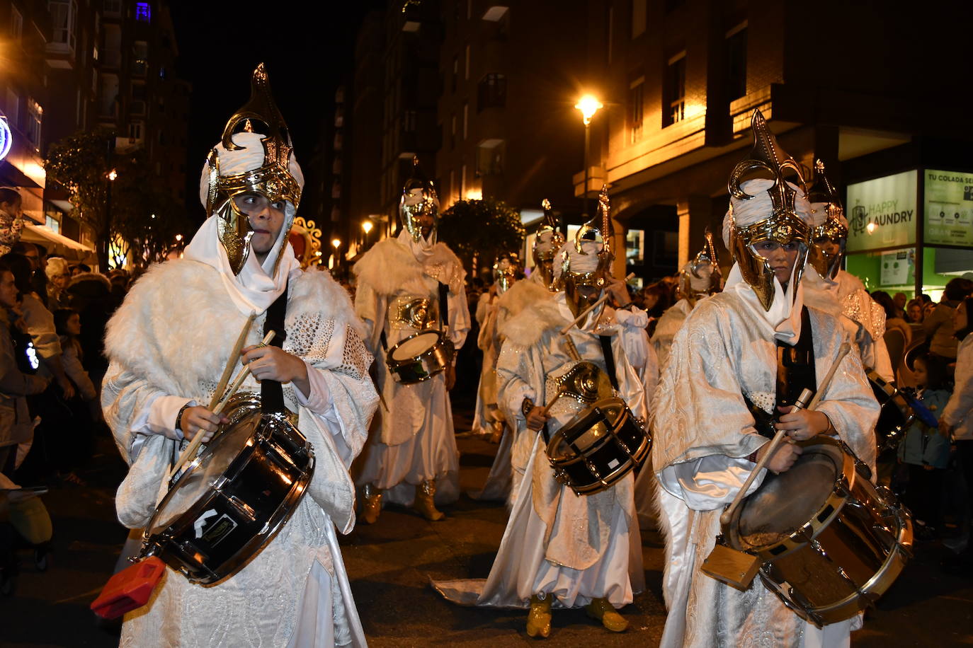 Fotos: Melchor, Gaspar y Baltasar llenan Avilés de ilusión