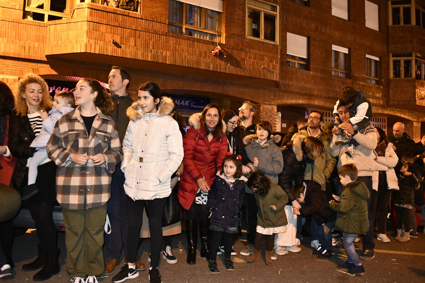 Fotos: Melchor, Gaspar y Baltasar llenan Avilés de ilusión