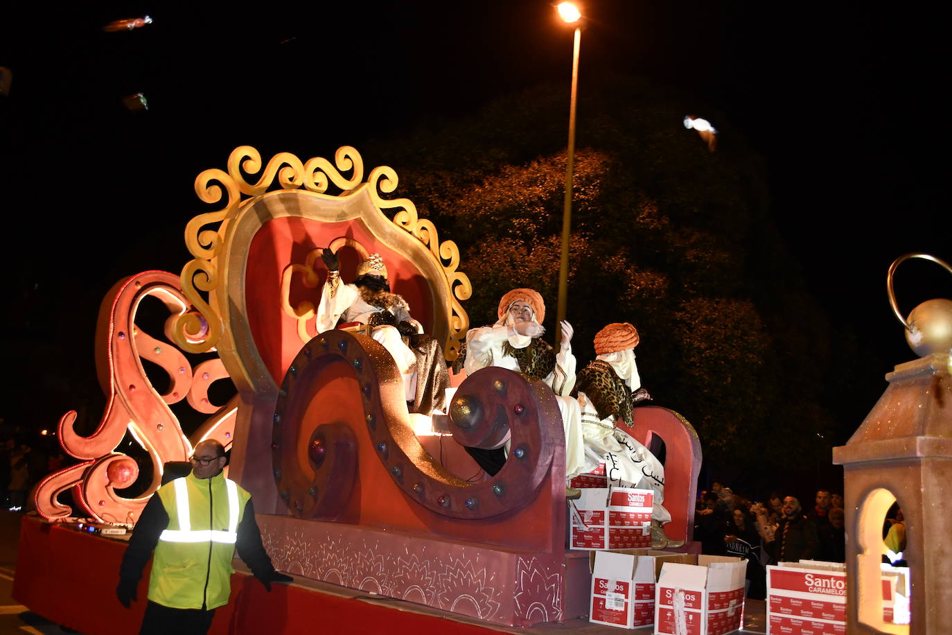 Fotos: Melchor, Gaspar y Baltasar llenan Avilés de ilusión
