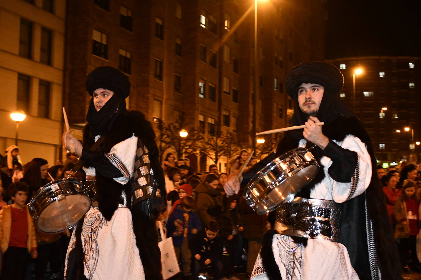 Fotos: Melchor, Gaspar y Baltasar llenan Avilés de ilusión