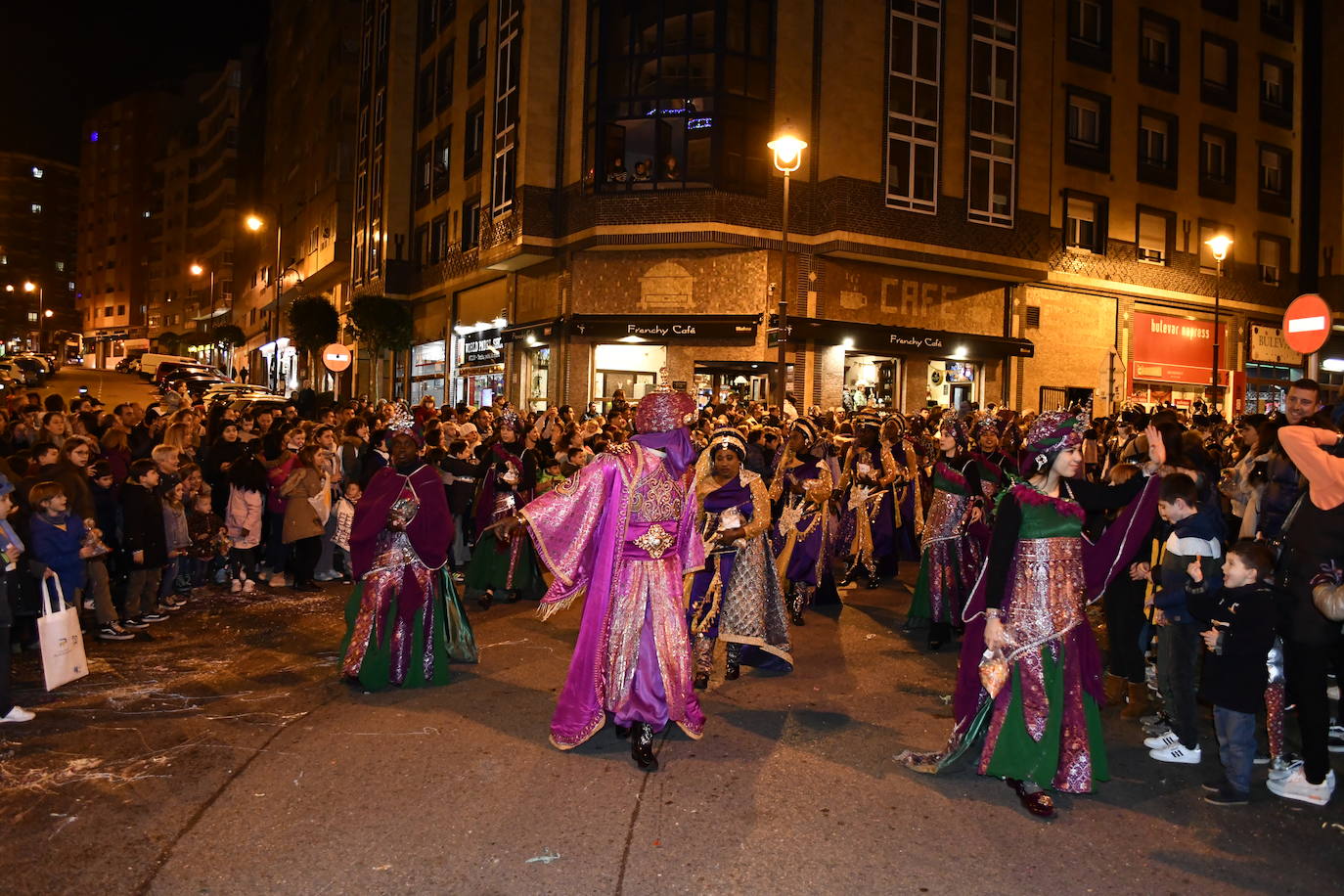 Fotos: Melchor, Gaspar y Baltasar llenan Avilés de ilusión