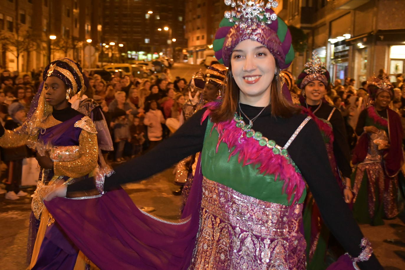 Fotos: Melchor, Gaspar y Baltasar llenan Avilés de ilusión