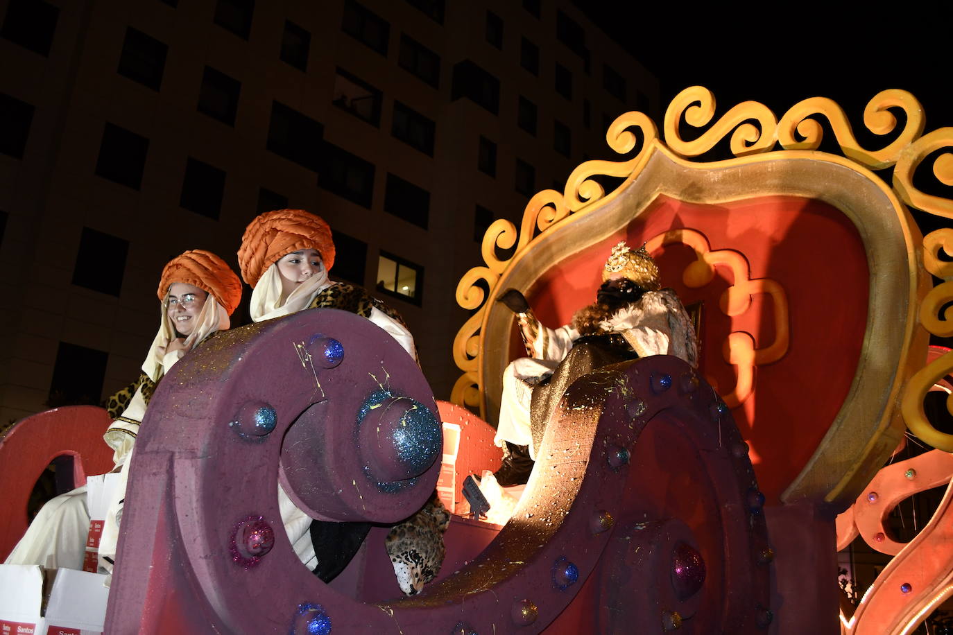 Fotos: Melchor, Gaspar y Baltasar llenan Avilés de ilusión