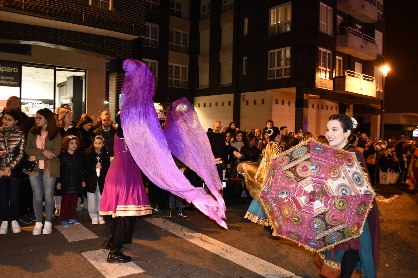 Fotos: Melchor, Gaspar y Baltasar llenan Avilés de ilusión