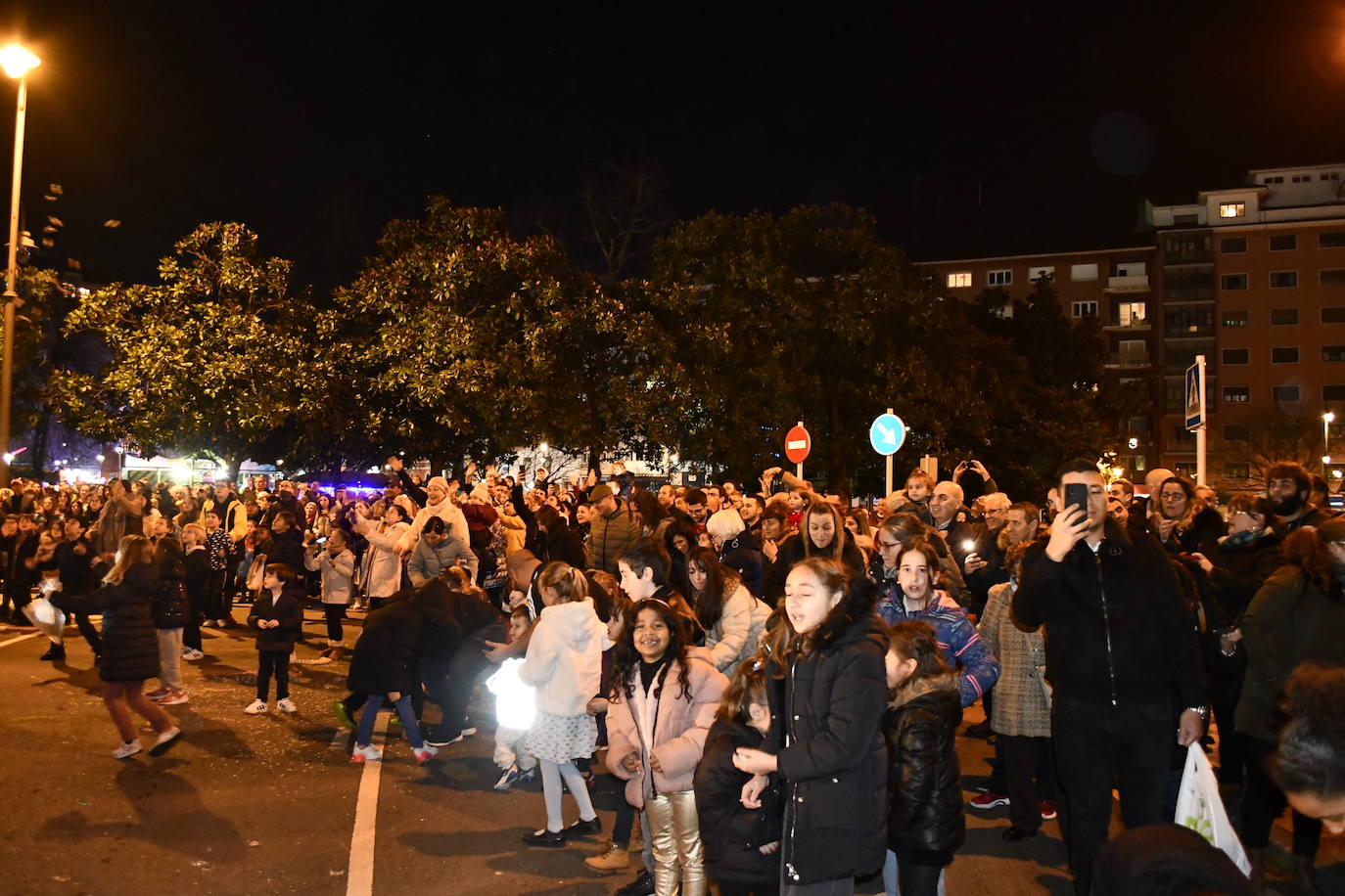 Fotos: Melchor, Gaspar y Baltasar llenan Avilés de ilusión