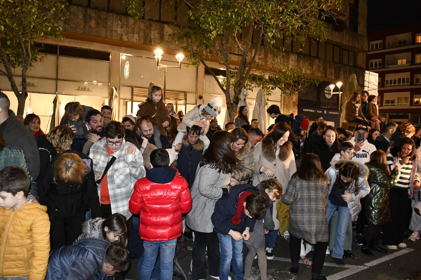 Fotos: Melchor, Gaspar y Baltasar llenan Avilés de ilusión