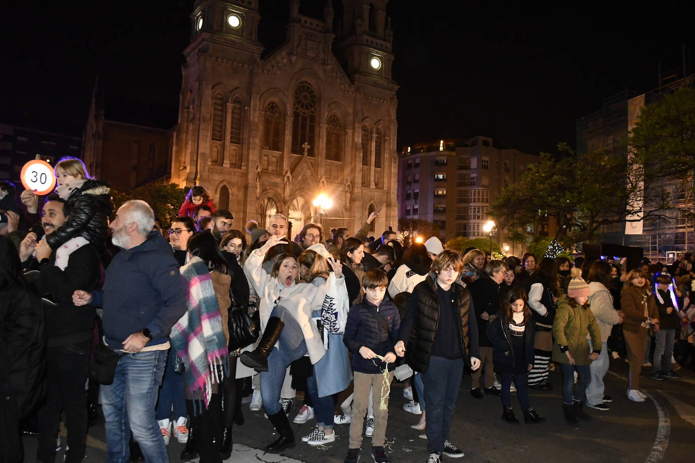 Fotos: Melchor, Gaspar y Baltasar llenan Avilés de ilusión