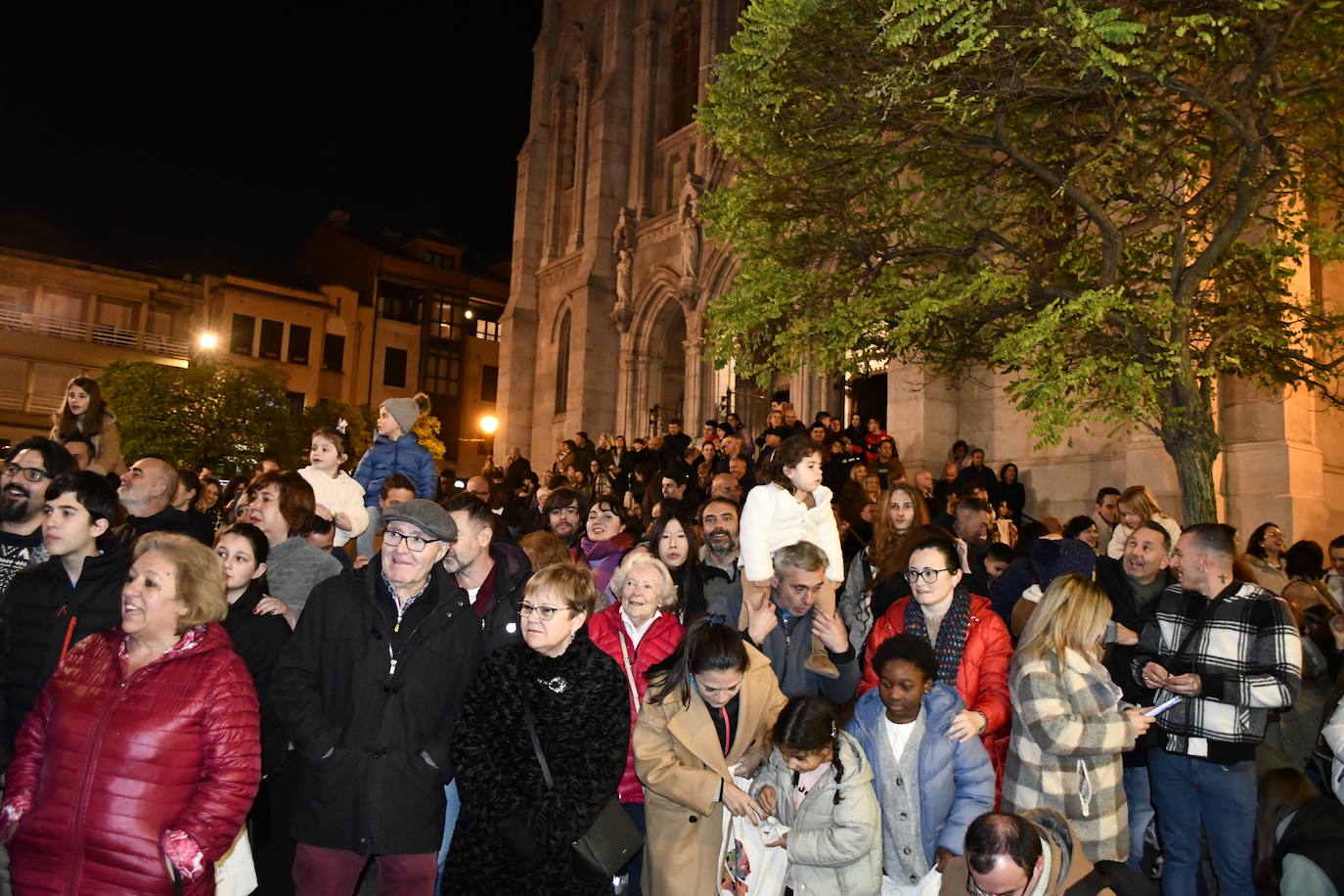 Fotos: Melchor, Gaspar y Baltasar llenan Avilés de ilusión