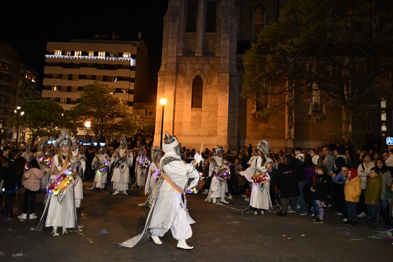 Fotos: Melchor, Gaspar y Baltasar llenan Avilés de ilusión