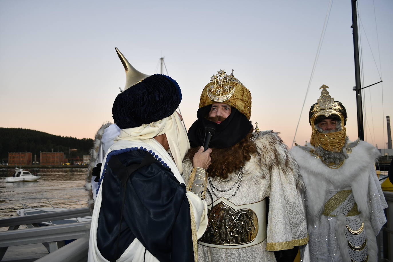 Fotos: Melchor, Gaspar y Baltasar llenan Avilés de ilusión