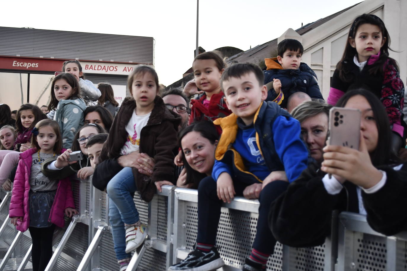 Fotos: Melchor, Gaspar y Baltasar llenan Avilés de ilusión