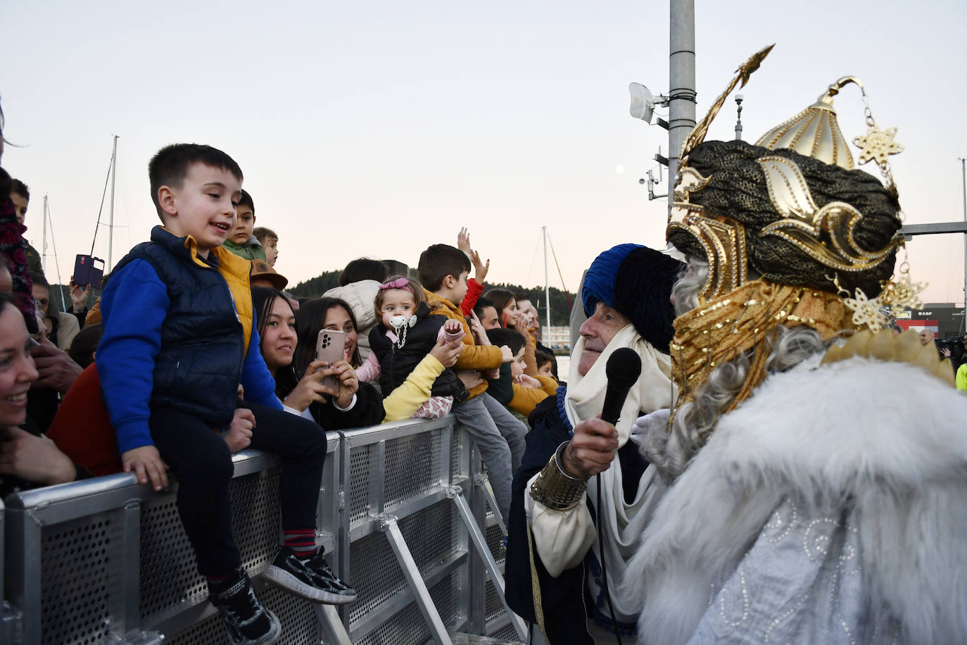 Fotos: Melchor, Gaspar y Baltasar llenan Avilés de ilusión