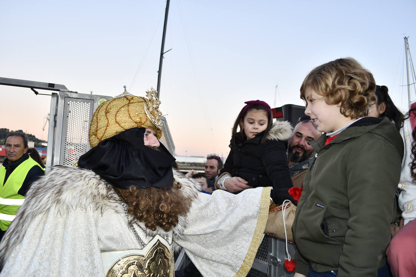 Fotos: Melchor, Gaspar y Baltasar llenan Avilés de ilusión