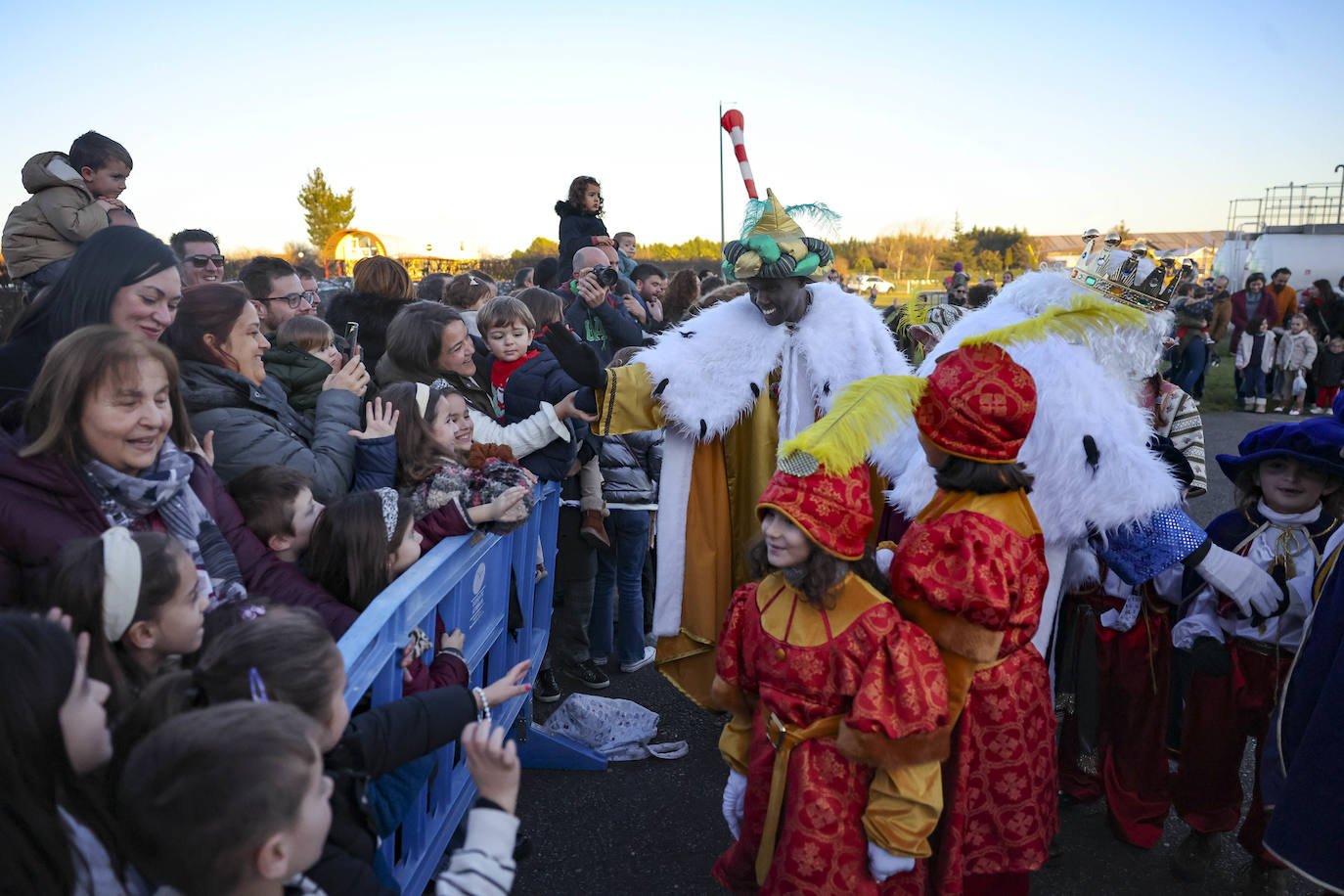 Fotos: El impresionante recibimiento de Sus Majestades a La Morgal