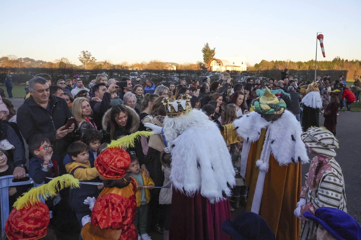 Fotos: El impresionante recibimiento de Sus Majestades a La Morgal