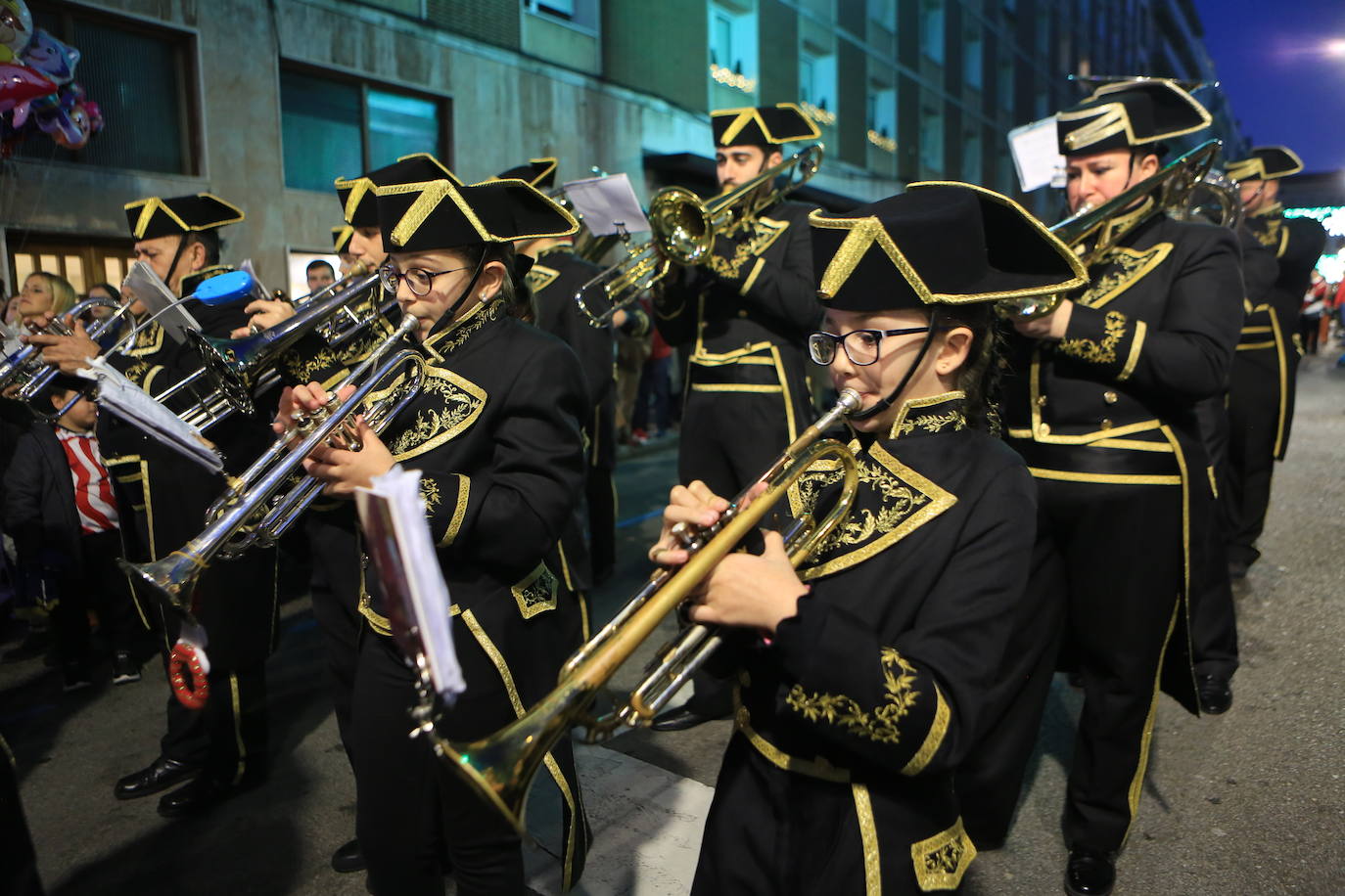 Fotos: Los Reyes Magos hacen soñar a los niños en Oviedo
