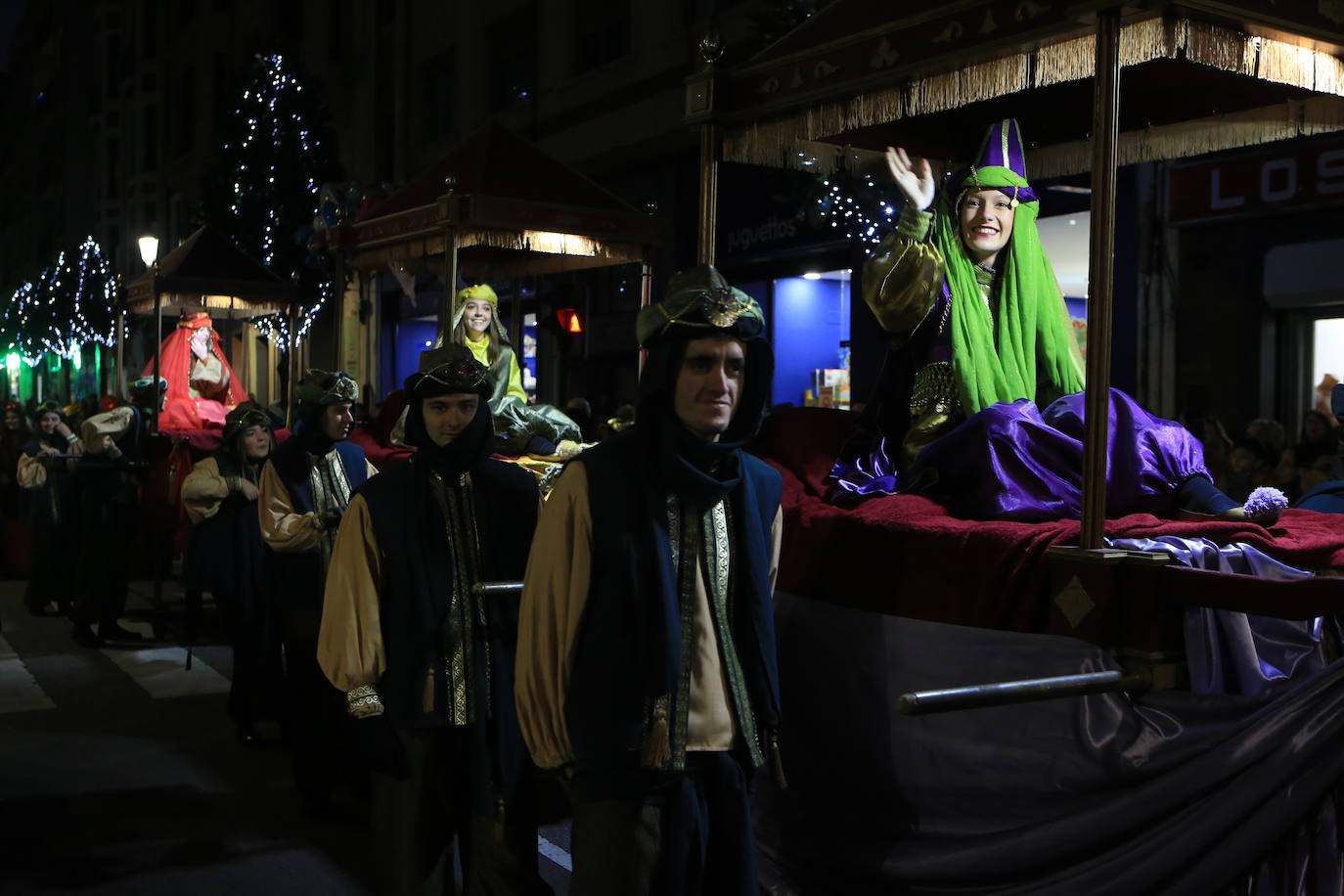Fotos: Los Reyes Magos hacen soñar a los niños en Oviedo