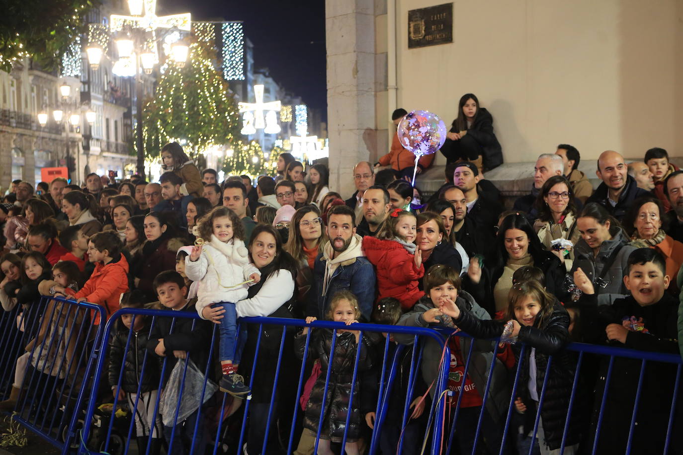 Fotos: Los Reyes Magos hacen soñar a los niños en Oviedo