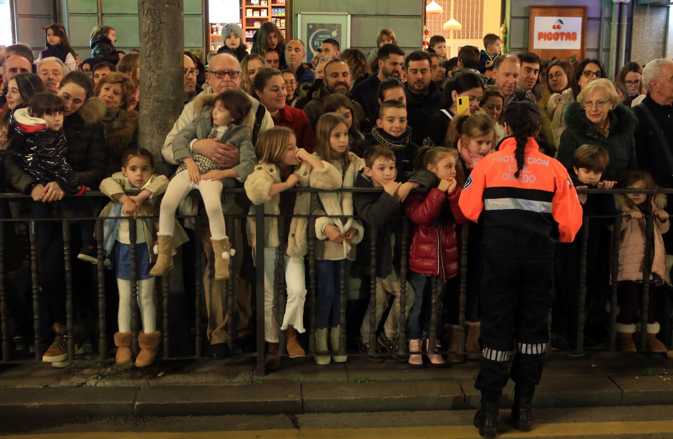 Fotos: Los Reyes Magos hacen soñar a los niños en Oviedo