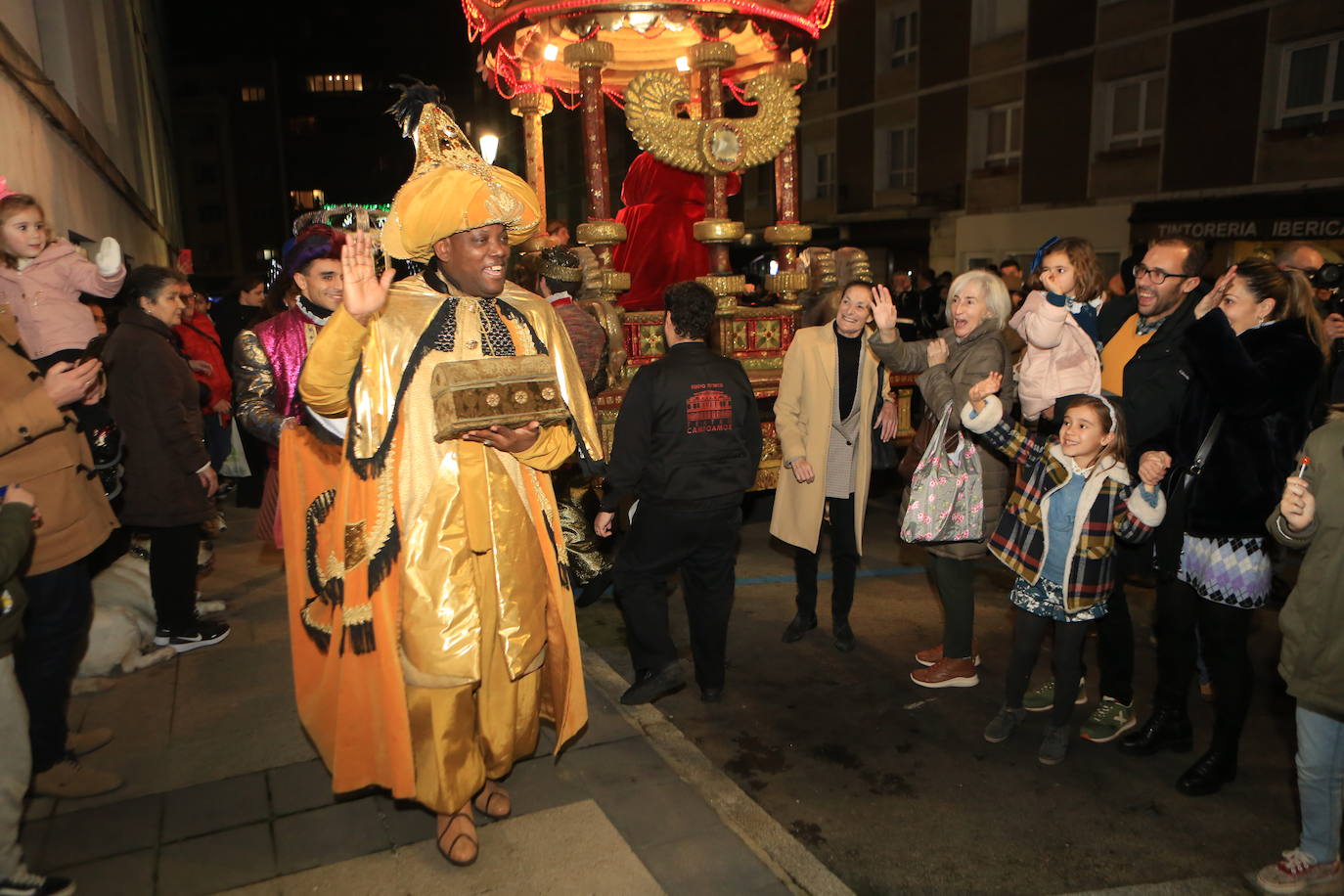 Fotos: Los Reyes Magos hacen soñar a los niños en Oviedo