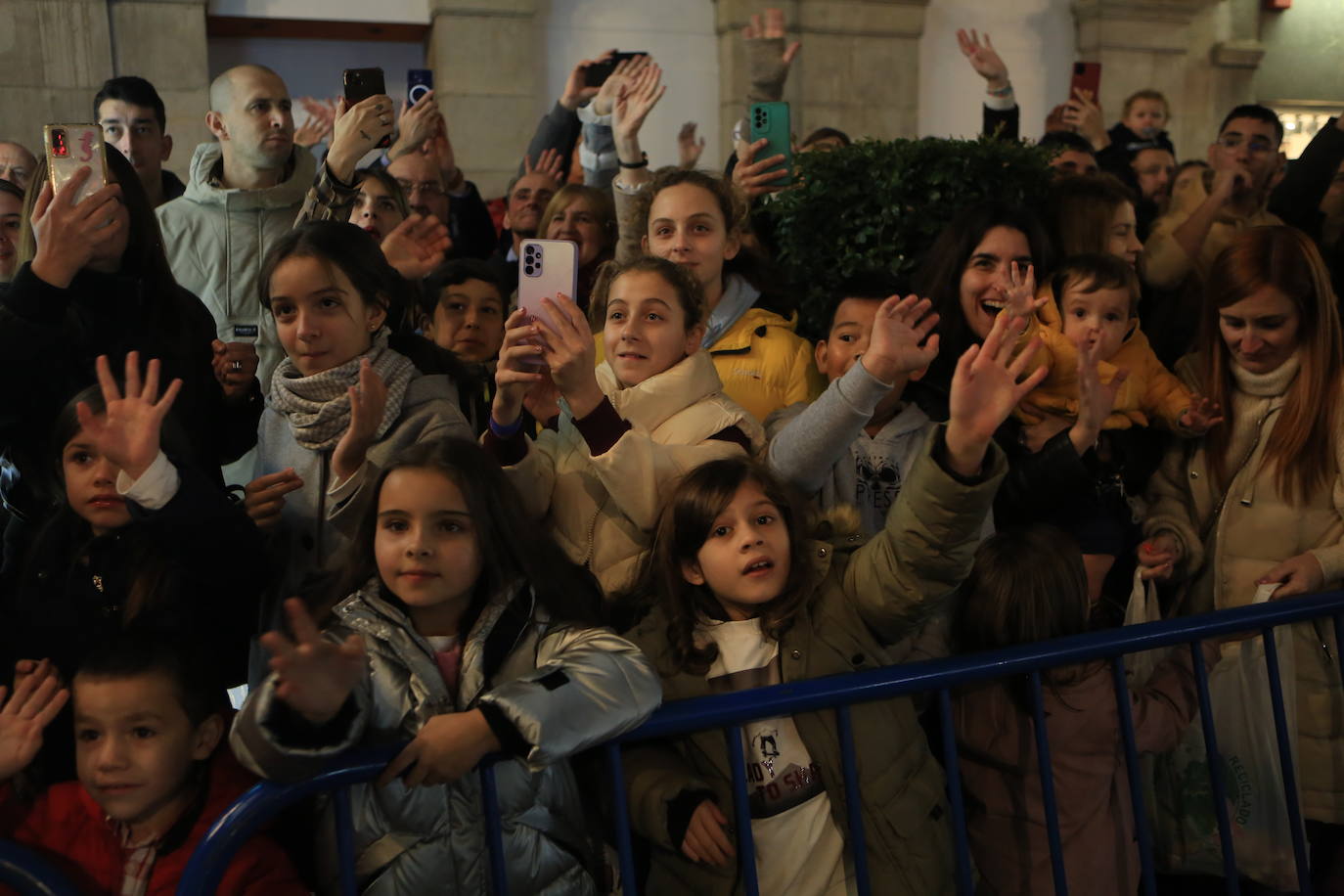 Fotos: Los Reyes Magos hacen soñar a los niños en Oviedo