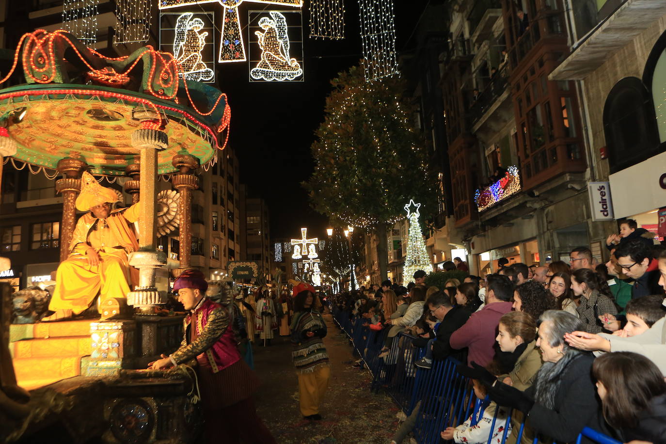 Fotos: Los Reyes Magos hacen soñar a los niños en Oviedo