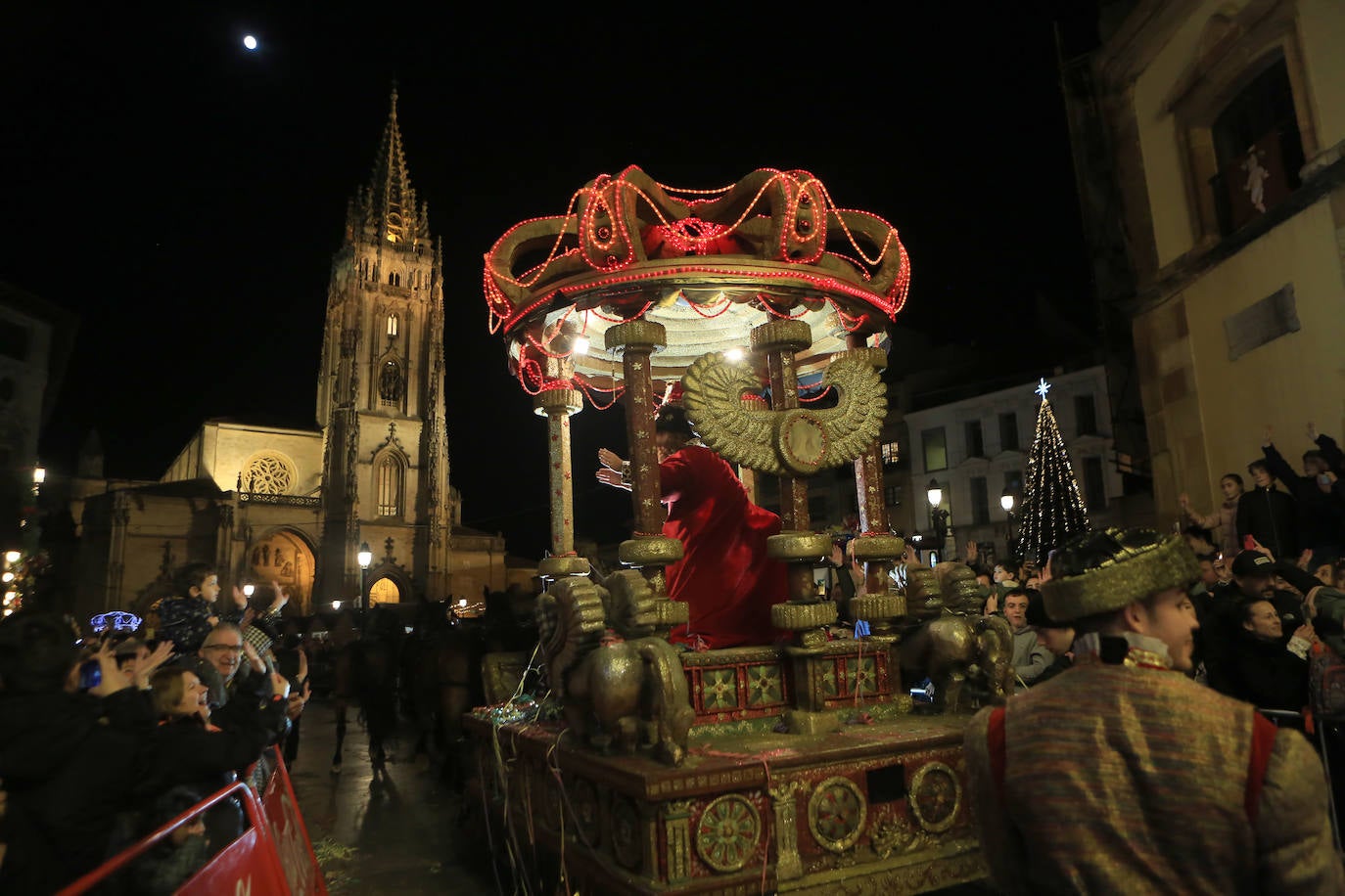 Fotos: Los Reyes Magos hacen soñar a los niños en Oviedo