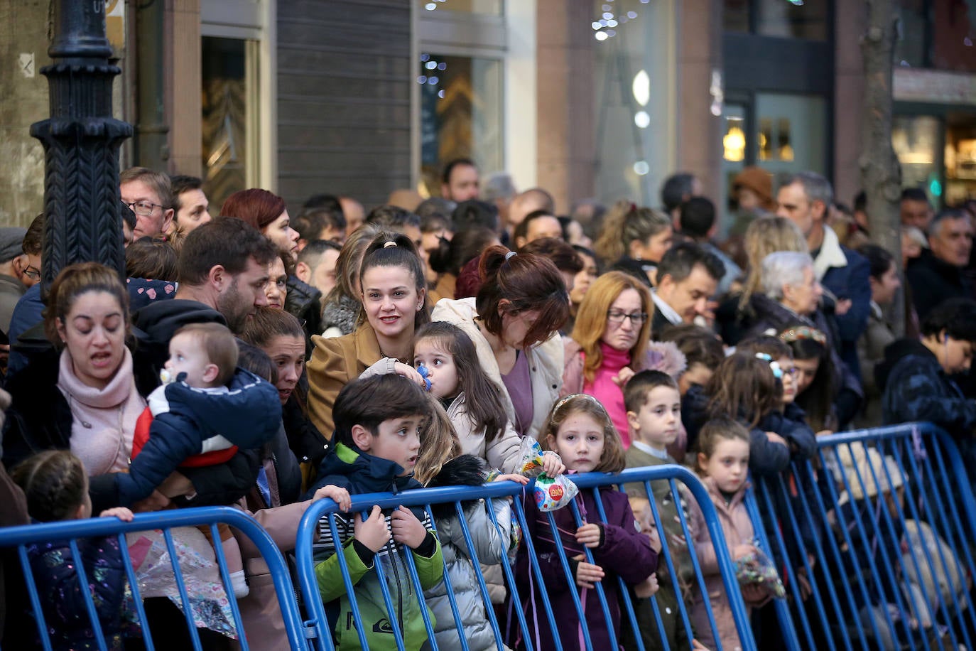 Fotos: Los Reyes Magos hacen soñar a los niños en Oviedo