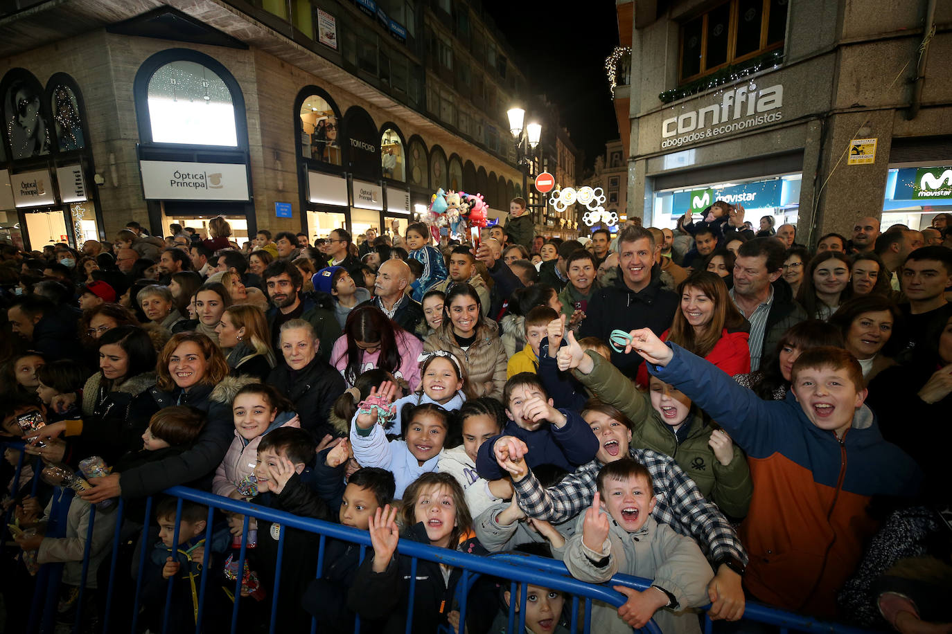 Fotos: Los Reyes Magos hacen soñar a los niños en Oviedo
