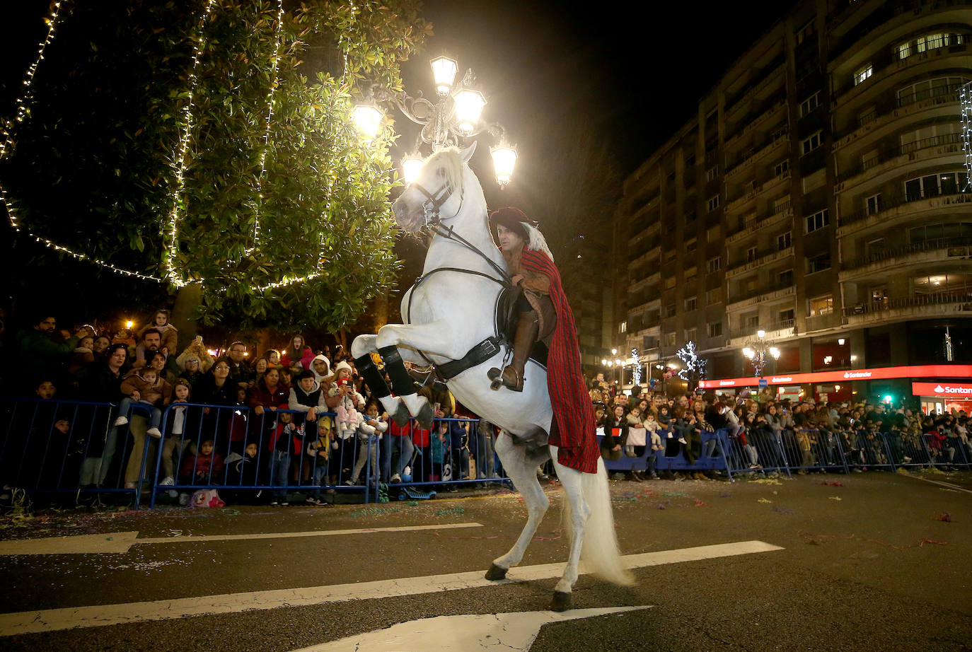 Fotos: Los Reyes Magos hacen soñar a los niños en Oviedo
