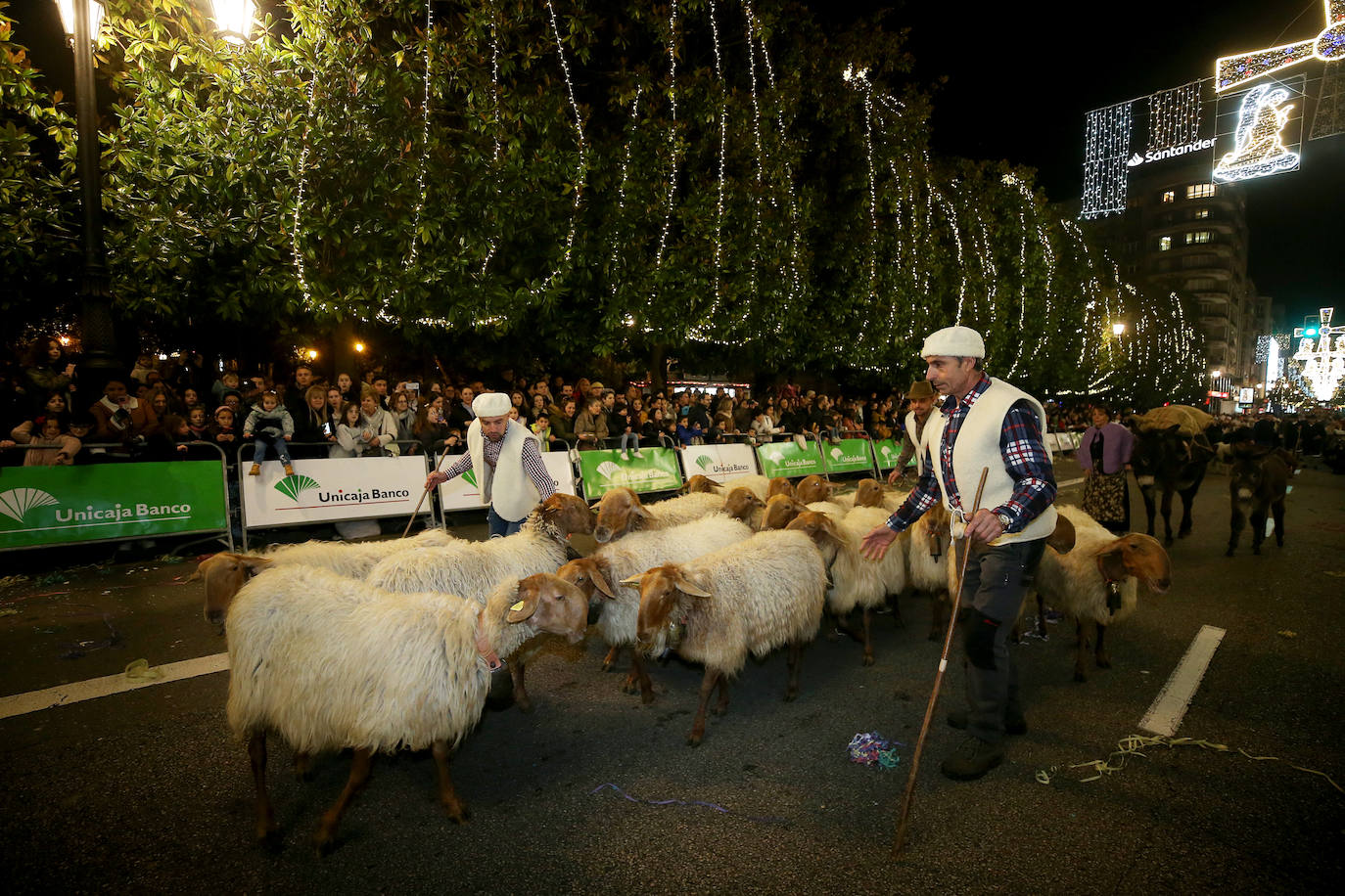 Fotos: Los Reyes Magos hacen soñar a los niños en Oviedo
